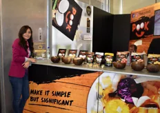 Kanokporn Holtsch von Pook Spa Foods holte sich auf der letztjährigen Fruit Logistica den innovation Award. Seitdem hat sie ihr Sortiment stetig erweitert, denn neben den Kokonuss-Chips gibt es mittlerweile auch Reis-Snacks in drei verschiedenen Geschmacksrichtungen.